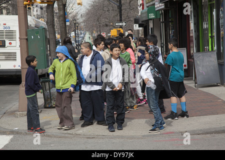 Les enfants de l'école avec leur classe sur une excursion dans le quartier Windsor Terrace, Brooklyn, New York. Banque D'Images