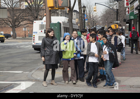 Les enfants de l'école avec leur classe sur une excursion dans le quartier Windsor Terrace, Brooklyn, New York. Banque D'Images