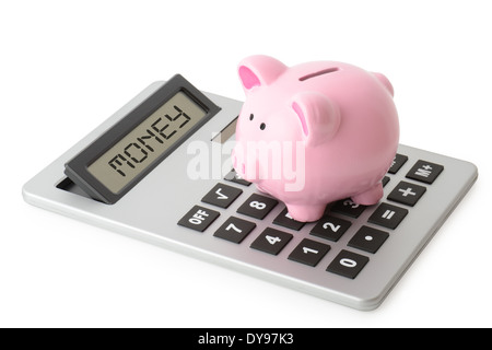 Tirelire assis sur le dessus d'une calculatrice isolated on white Banque D'Images