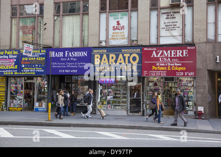 Bande d'importer et de gros magasins le long de Broadway dans les années 20 dans la ville de New York. Banque D'Images