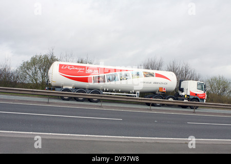 Calor un tanker qui se déplacent le long de l'A46 à deux voies dans le Leicestershire, Angleterre Banque D'Images