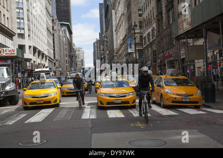 À la 5e Avenue nord en haut à travers une mer de cabines à partir de la 35ème Street à Manhattan, New York City Banque D'Images