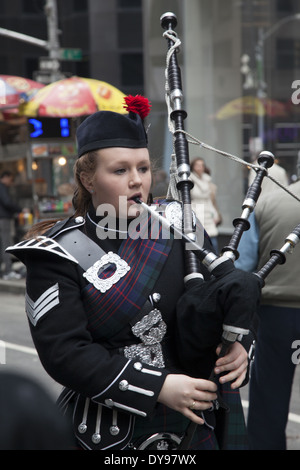 Tartan Day Parade annuelle à New York. Espace une fête nationale en 1998 par le Sénat américain elle célèbre écossais toutes choses. Banque D'Images