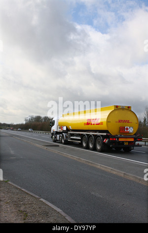 Un pétrolier de DHL qui se déplacent le long de l'A46 à deux voies dans le Leicestershire, Angleterre Banque D'Images