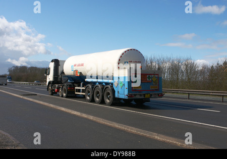 Air Liquide un chariot qui se déplace le long de l'A46 à deux voies dans le Leicestershire, Angleterre Banque D'Images