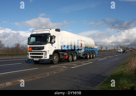 Air Liquide un chariot qui se déplace le long de l'A46 à deux voies dans le Leicestershire, Angleterre Banque D'Images