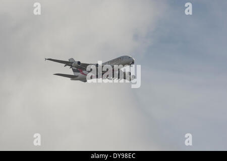 Loch, Ardinning Strathblane, Glasgow, Ecosse, Royaume-Uni. 10 avril 2014. Unis Airbus A380 survole la Campsie Fells sur son approche de l'aéroport de Glasgow pour sa première visite à l'Écosse Crédit : Paul Stewart/Alamy Live News Banque D'Images