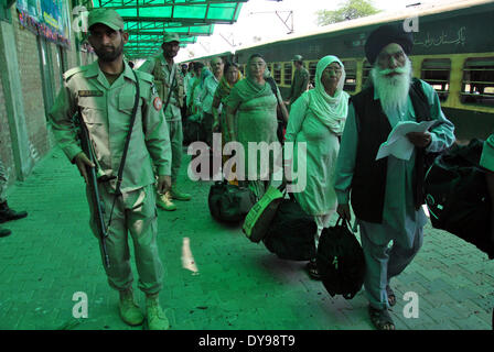 Lahore. 10 avr, 2014. Pèlerins Sikhs indiens arrivent à la gare ferroviaire de Wagah dans l'est de Lahore au Pakistan le 10 avril 2014. Des milliers de pèlerins Sikhs Indiens sont arrivés au Pakistan pour les célébrations de Baisakhi, le nouvel an sikh, au lieu de culte sikh Gurudwara Sahib et de Panja ancienne, le berceau de la foi sikh gourou Nanak Dev. Credit : Sajjad/Xinhua/Alamy Live News Banque D'Images