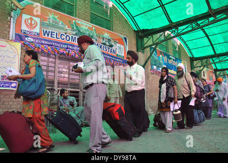 Lahore. 10 avr, 2014. Pèlerins Sikhs indiens arrivent à la gare ferroviaire de Wagah dans l'est de Lahore au Pakistan le 10 avril 2014. Des milliers de pèlerins Sikhs Indiens sont arrivés au Pakistan pour les célébrations de Baisakhi, le nouvel an sikh, au lieu de culte sikh Gurudwara Sahib et de Panja ancienne, le berceau de la foi sikh gourou Nanak Dev. Credit : Sajjad/Xinhua/Alamy Live News Banque D'Images