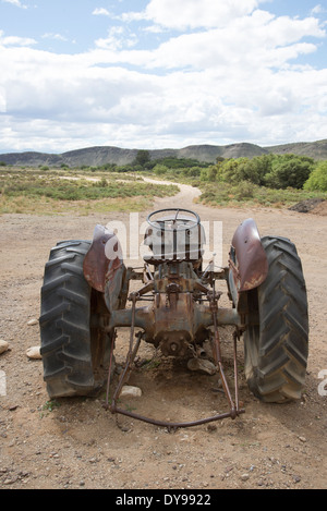 Vieux tracteur agricole sur une route de terre en Afrique du Sud Banque D'Images