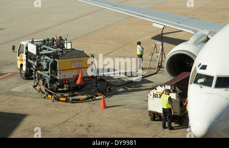 Un ravitaillement au jet de passagers de l'Aéroport International de Cape Town Afrique du Sud Banque D'Images