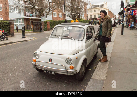 Fille et voiture à Portobello Road, London Banque D'Images