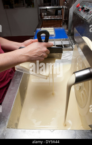 La fabrication du chocolat de Kernow chocolats à un bunisness la famille, dirigé par Alex Shapland à St Eval Cornwall Banque D'Images