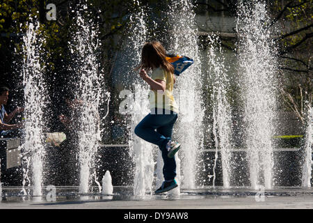 Londres le 10 avril 2014. Huit ans Lexie Pinkerton, visiter Londres de Tonbridge Wells, joue dans les fontaines à Londres plus que les Londoniens et les visiteurs profiter au chaud soleil du printemps. Crédit : Paul Davey/Alamy Live News Banque D'Images