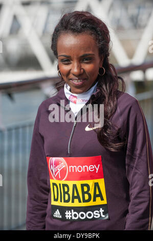 Tower Hotel, Londres UK. 10 avril, 2014. Photocall pour l'élite femmes participants du Marathon de Londres 2014 avec Tirunesh Dibaba d'Ethiopie. Credit : Malcolm Park editorial/Alamy Live News Banque D'Images