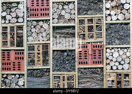 Sections d'un bug hôtel fabriqués à partir de bois, briques percé, de la paille, des brindilles et des pommes de pin. Banque D'Images