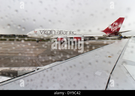 Virgin Atlantic Boing 747 décollant de l'aéroport de Gatwick Banque D'Images