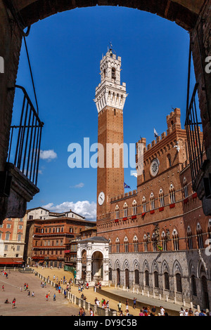Le Palazzo Pubblico et la Piazza del Campo, Sienne, Toscane, Italie Banque D'Images
