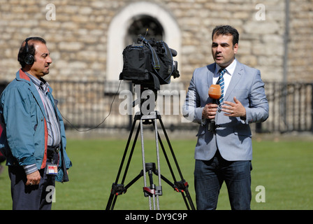 Londres, Angleterre, Royaume-Uni. Une équipe de télévision étrangère sur College Green par les Chambres du Parlement Banque D'Images