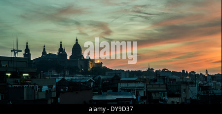 Coucher du soleil, le MNAC Museu Nacional d'Art de Catalunya avec Calatrava Montjuic situé dans la tour de communication de Barcelone. Banque D'Images