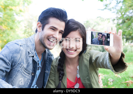 Couple taking self-portrait Banque D'Images