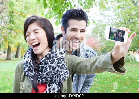 Couple taking self portrait with smartphone Banque D'Images