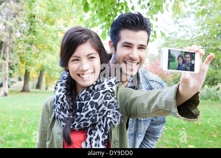 Couple taking self-portrait Banque D'Images