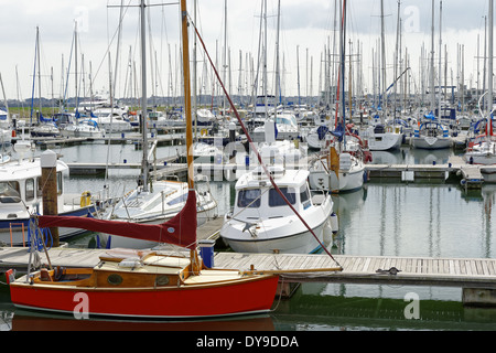 Une vue sur Shotley Marina, Suffolk, UK avec Harwich dans l'arrière-plan lointain. Banque D'Images