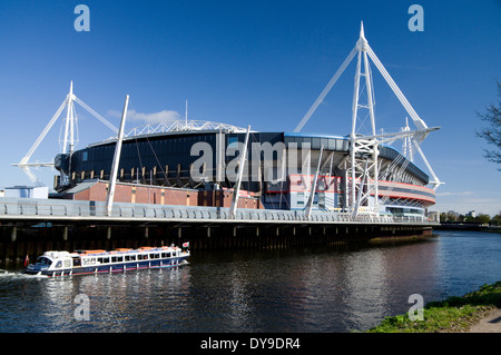 Millennium Stadium et Aqua Bus, Cardiff, Pays de Galles. Banque D'Images