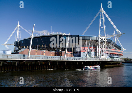 Millennium Stadium et Aqua Bus, Cardiff, Pays de Galles. Banque D'Images