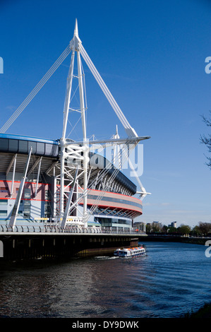 Millennium Stadium et Aqua Bus, Cardiff, Pays de Galles. Banque D'Images