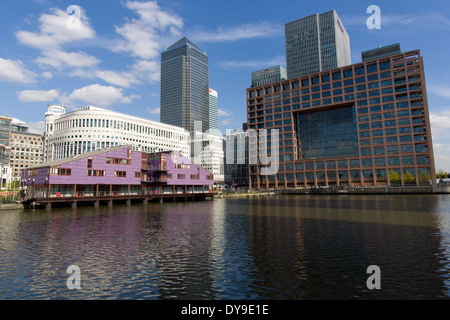 UK, Londres, une photo montre une vue générale des gratte-ciel à Canary Wharf à Londres le 10 avril, 2014. Banque D'Images