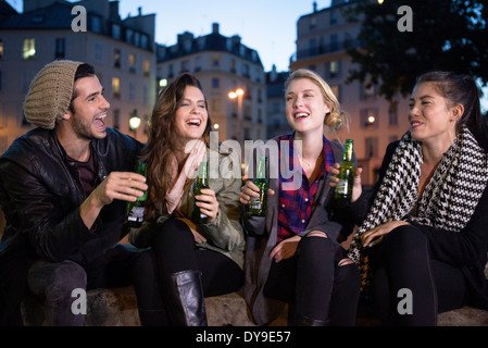 Avoir des amis à l'extérieur ensemble bières Banque D'Images