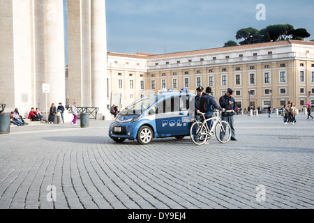 Cité du Vatican, État de la cité du Vatican-mars 15,2014:Les agents de police sur la Place Saint Pierre au Vatican a été un jour d'été Banque D'Images