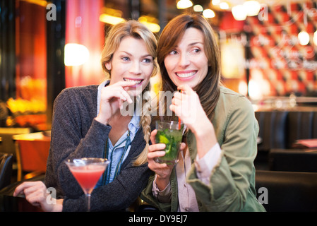 Les femmes ayant en bar à cocktails Banque D'Images