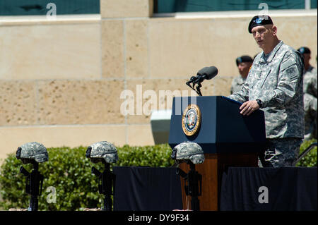 Chef de l'armée américaine, le Général Ray Odierno parle au cours d'une cérémonie commémorative pour les trois soldats tués et 16 blessés dans un fusil rampage par un autre soldat, le 9 avril 2014 à Fort Hood, Texas. Banque D'Images