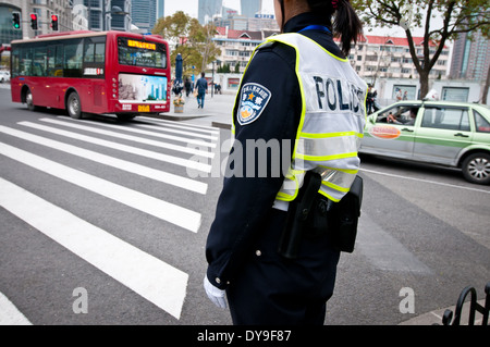 Traffic policier en service à Shanghai, Chine Banque D'Images