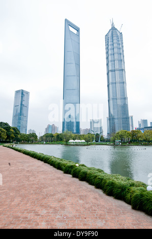 21e siècle Tower, Centre mondial des finances de Shanghai et tour Jin Mao vu du parc de Lujiazui, Pudong District, Shanghai, Chine Banque D'Images