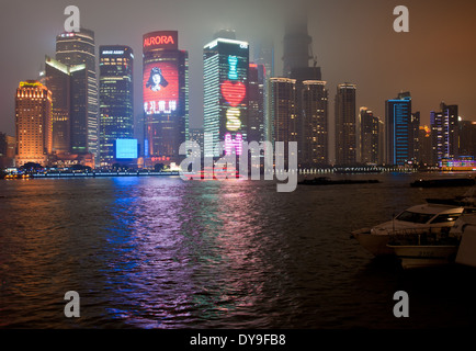 L'horizon de Pudong vu du Bund, Shanghai, Chine Banque D'Images