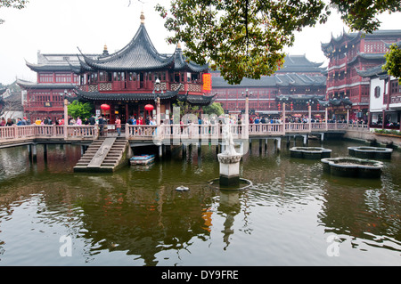 Maison de Thé Huxinting en face du jardin Yuyuan Garden (Jardin de bonheur ou de paix), Vieille Ville, Shanghai, Chine Banque D'Images