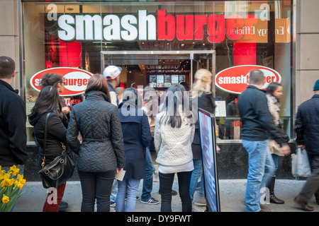 Les amateurs de Burger de loin descendre sur le nouveau restaurant Smashburger à New York Banque D'Images