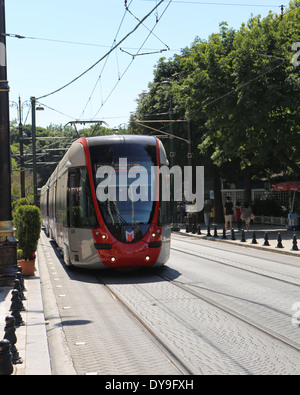 Un tramway électrique près de Cemberlitas, dans le centre de Istanbul, Turquie sur l'Zeytinburnu-Kabataş ligne T1 Banque D'Images