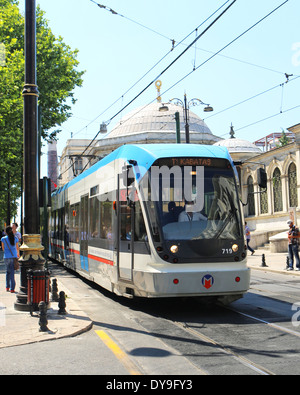 Un tramway électrique près de Cemberlitas, dans le centre de Istanbul, Turquie sur l'Zeytinburnu-Kabataş ligne T1 Banque D'Images