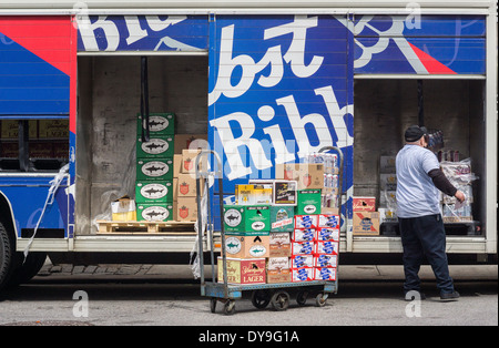 Une bière grossiste fait une livraison dans un camion de marque Pabst Blue Ribbon dans le quartier de Chelsea à New York Banque D'Images