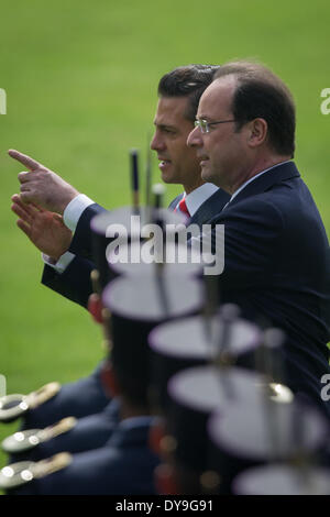 La ville de Mexico, Mexique. 10 avr, 2014. Le Président mexicain Enrique Pena Nieto (L), et le président français François Hollande, prendre part à la cérémonie d'accueil pour le dirigeant français, tenue à Campo Marte à Mexico, capitale du Mexique, le 10 avril 2014. François Hollande est arrivé pour deux jours de visite d'État au Mexique, selon la presse locale. Crédit : Pedro Mera/Xinhua/Alamy Live News Banque D'Images