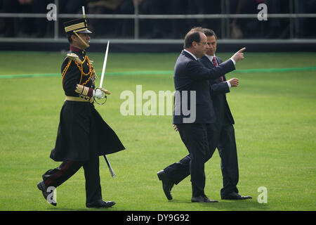 La ville de Mexico, Mexique. 10 avr, 2014. Le Président mexicain Enrique Pena Nieto (R) et le président français François Hollande (C) prendre part à la cérémonie d'accueil pour le dirigeant français, tenue à Campo Marte à Mexico, capitale du Mexique, le 10 avril 2014. François Hollande est arrivé pour deux jours de visite d'État au Mexique, selon la presse locale. Crédit : Pedro Mera/Xinhua/Alamy Live News Banque D'Images