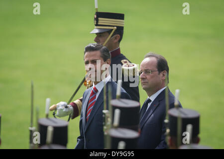 La ville de Mexico, Mexique. 10 avr, 2014. Le Président mexicain Enrique Pena Nieto (avant l), et le président français François Hollande (R), prendre part à la cérémonie d'accueil pour le dirigeant français, tenue à Campo Marte à Mexico, capitale du Mexique, le 10 avril 2014. François Hollande est arrivé pour deux jours de visite d'État au Mexique, selon la presse locale. Crédit : Pedro Mera/Xinhua/Alamy Live News Banque D'Images
