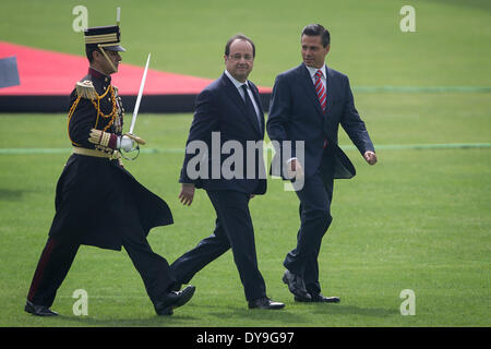 La ville de Mexico, Mexique. 10 avr, 2014. Le Président mexicain Enrique Pena Nieto (R) et le président français François Hollande (C) prendre part à la cérémonie d'accueil pour le dirigeant français, tenue à Campo Marte à Mexico, capitale du Mexique, le 10 avril 2014. François Hollande est arrivé pour deux jours de visite d'État au Mexique, selon la presse locale. Crédit : Pedro Mera/Xinhua/Alamy Live News Banque D'Images