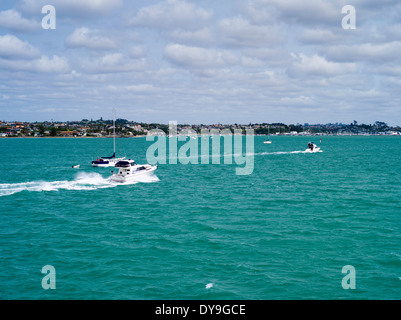 Voir l'Half Moon Bay d'un traversier ; Auckland, Nouvelle-Zélande Banque D'Images