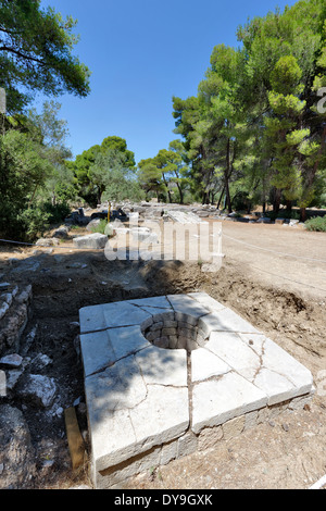 Petit 5ème siècle avant J.-C. et près de grande entrée propylaia Asclépios (Esculape) Sanctuaire d'Epidaure le Péloponnèse, Grèce Banque D'Images